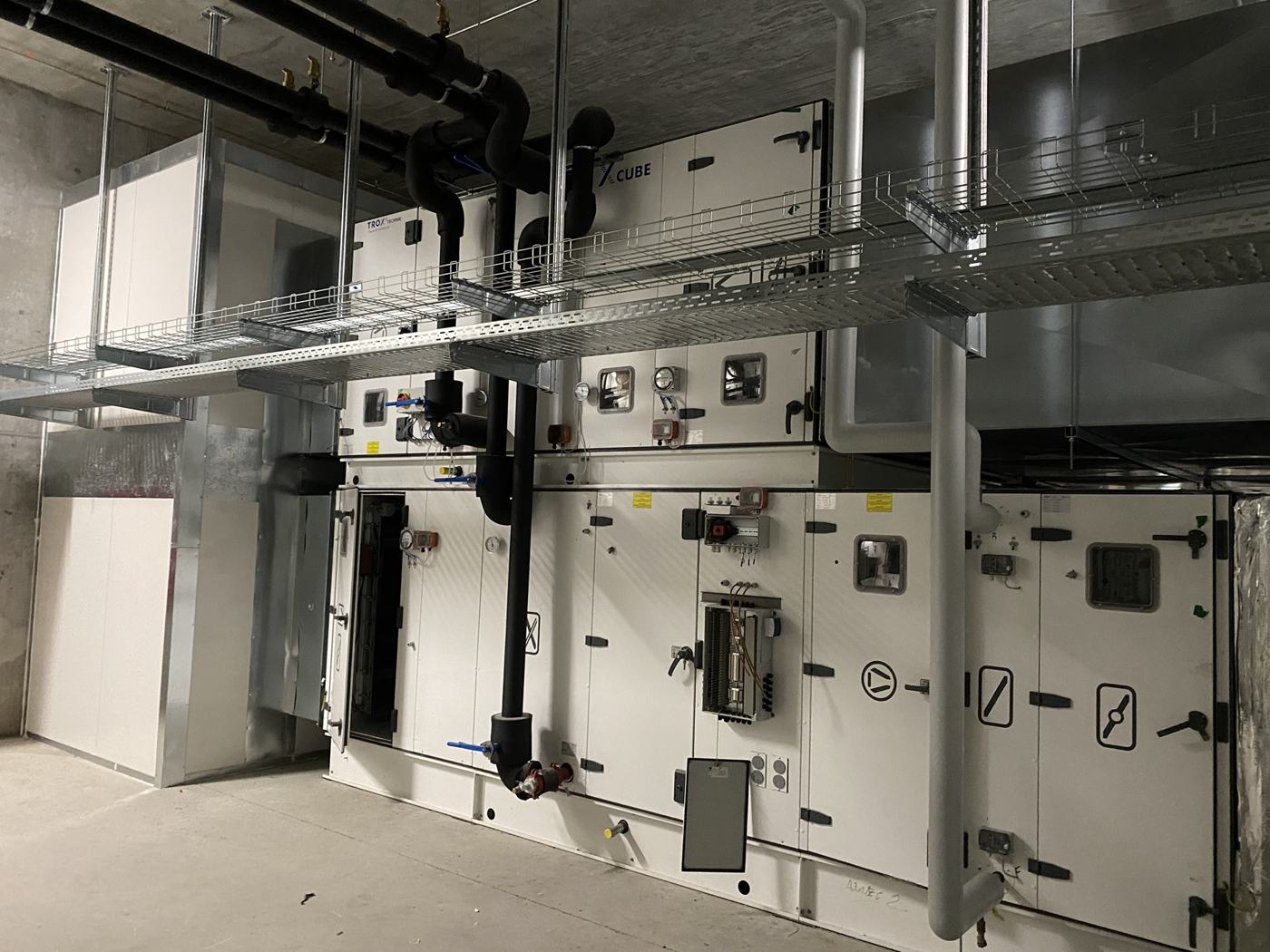 Ventilationsaggregat med rør og kabelføring