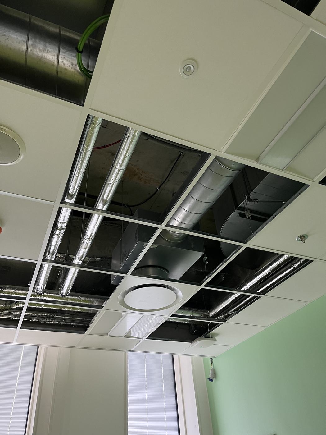 Installationer over nedhængt loft